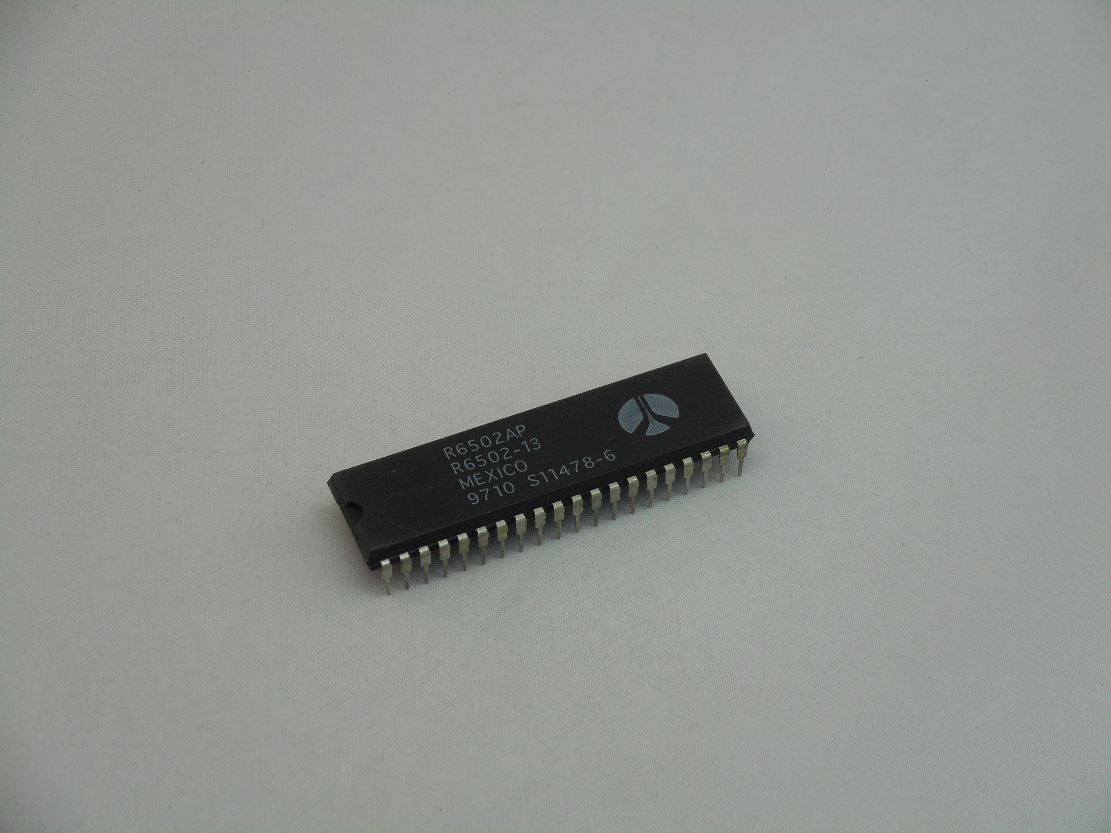 R6502AP R6502-13  6502 series cpu chip IC 